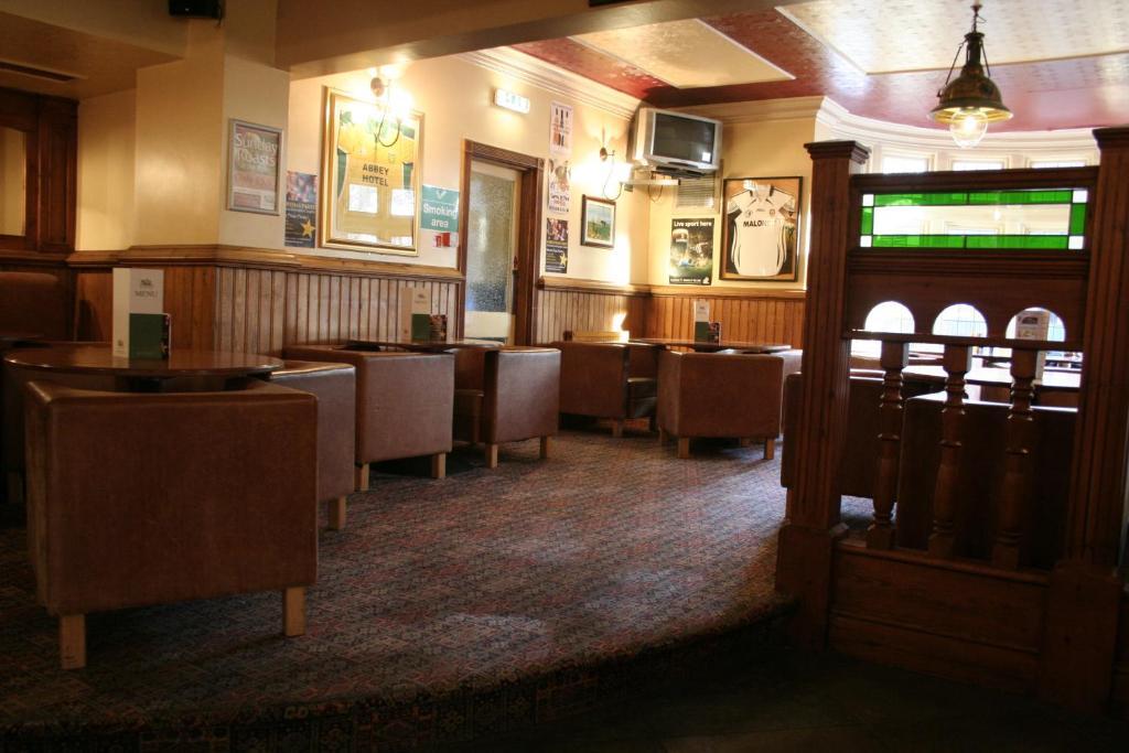 Pines Hotel Luton Airport ภายนอก รูปภาพ